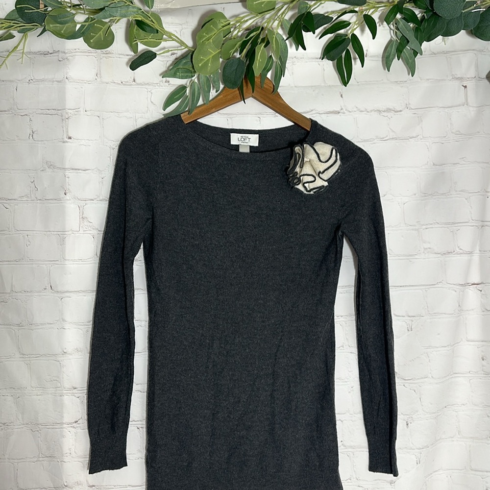 🌼ANN TALOR LOFT‎ GRAY WOOL BLEND SWEATER. GRAY AND WHITE FLOWER. SIZE XSP